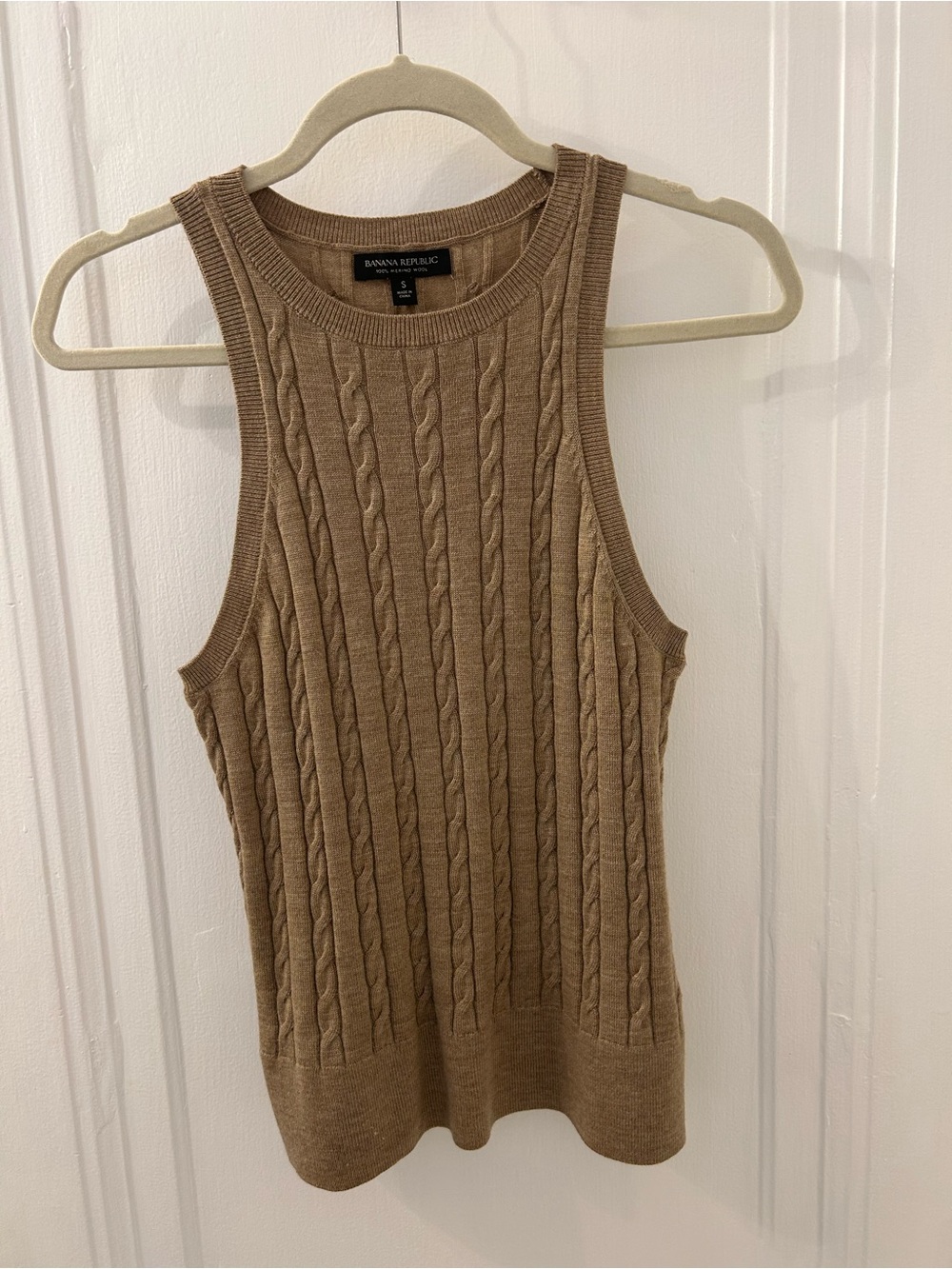 Banana Republic Cable Knit Sleeveless Crewneck Sweater in Tan Brown